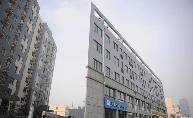 上海市中心有一座一纸片楼，最窄不到20厘米，这真的能住人吗？