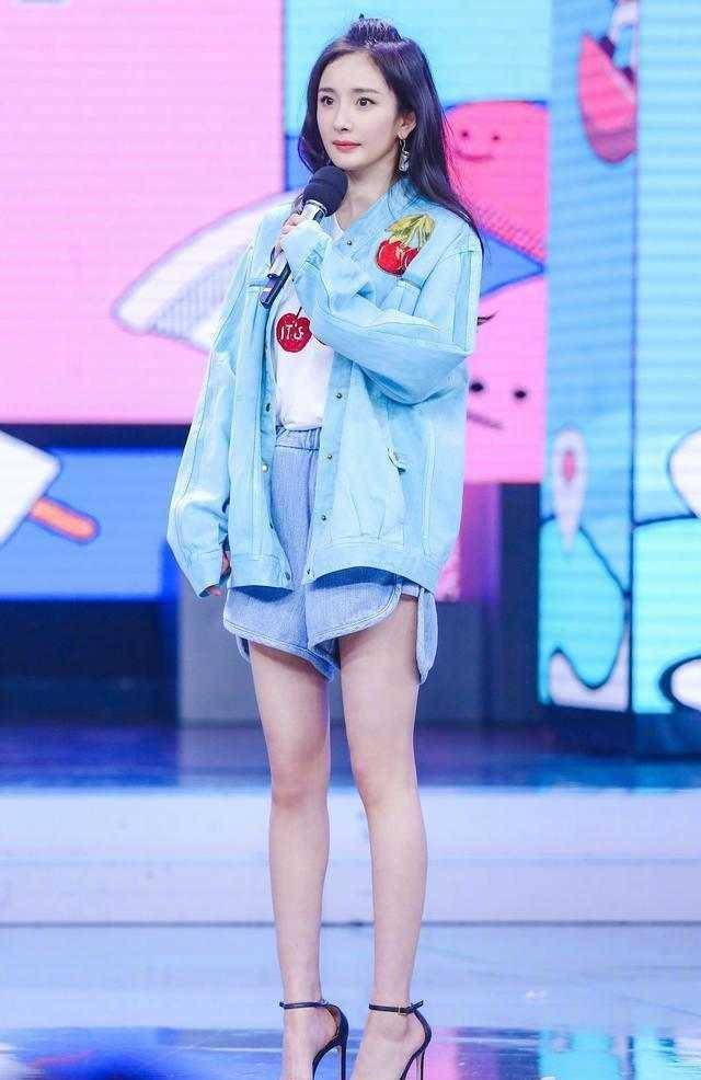 好身材|22岁关晓彤与33岁杨幂,撞衫牛仔外套,差11岁却像个姐妹