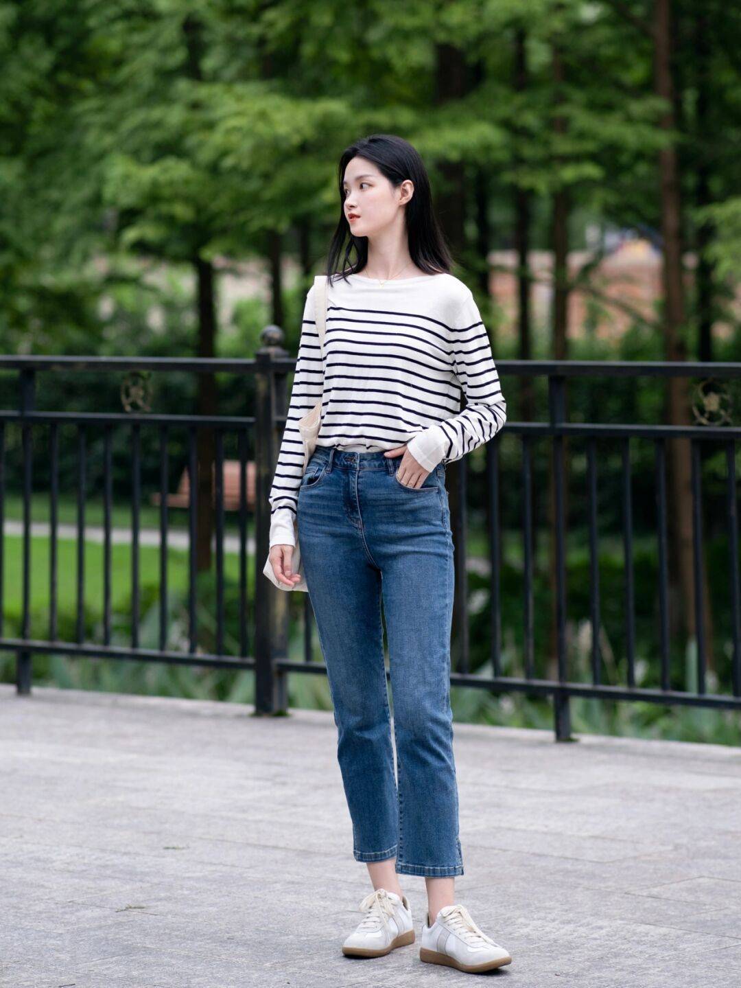 条纹|秋天,这样穿“条纹衫”才高级洋气,搭配牛仔裤舒适日常又减龄