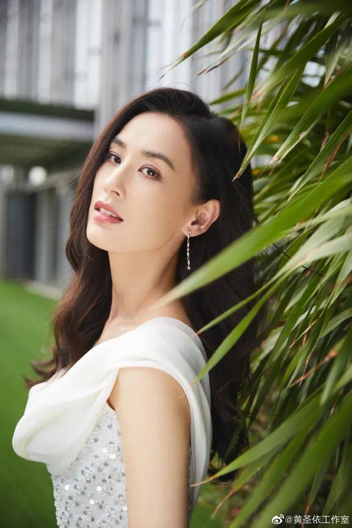 黄圣依|黄圣依穿斜肩白色长裙成熟妩媚!雪肤玉貌太靓丽多姿