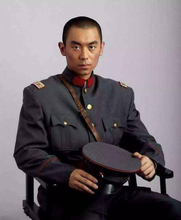 演技|朱亚文早年的有趣经历：面试被拒，出门撞了个人反而得到试镜机会