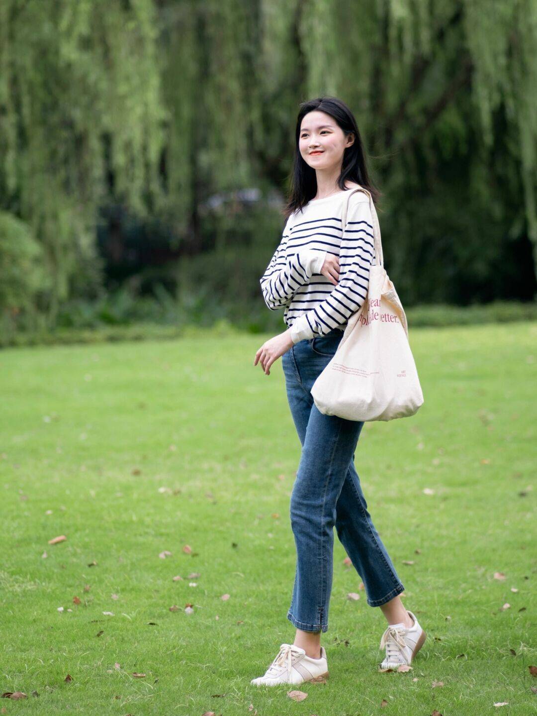 条纹|秋天,这样穿“条纹衫”才高级洋气,搭配牛仔裤舒适日常又减龄