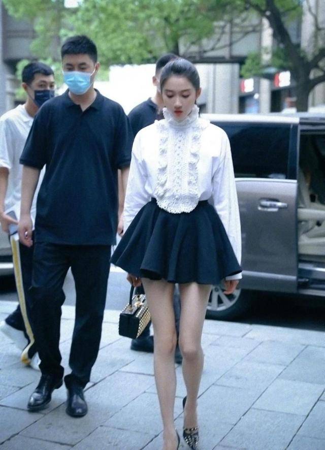 京圈甜|“京圈甜妞”关晓彤改走酷飒路线，纯白衬衫穿出男友风，气场十足