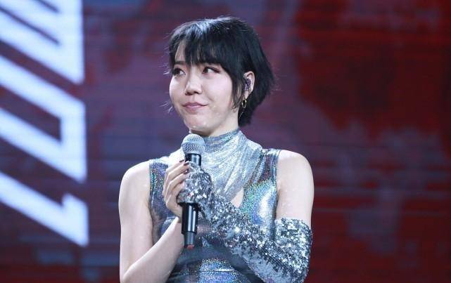 设计|吴莫愁的衣品比唱功还厉害，浑身穿得亮闪闪，真让人移不开眼