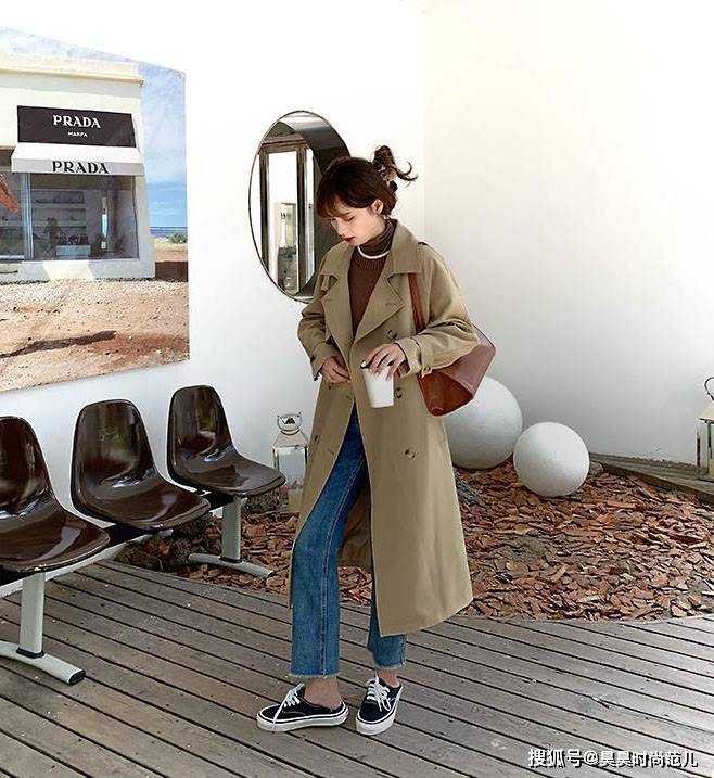 女孩子|秋天来了天气微凉，在穿搭风衣的时候，除了搭配裙子还能这样穿