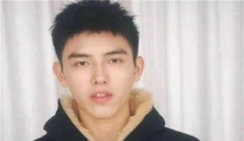 发型|陈飞宇新剧路透，五官帅气发型有特色，继承母亲优良基因