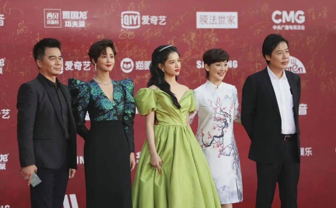 设计|北影红毯看点多,佟丽娅如仙女下凡,董璇深U性感,还有新人爆红