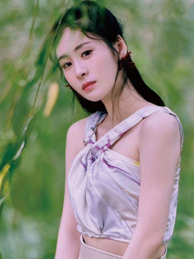 苗条身材|张碧晨：吊带+印花长裙，展现苗条身材，身型飒爽有型清新又自然