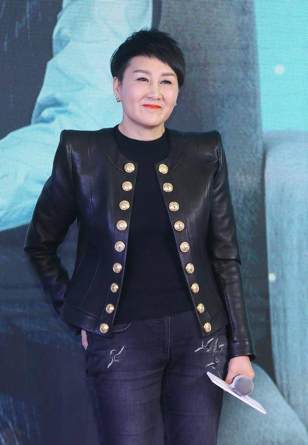 中性|张凯丽短发造型好清爽,一身穿搭真保暖,但看起来有点中性风