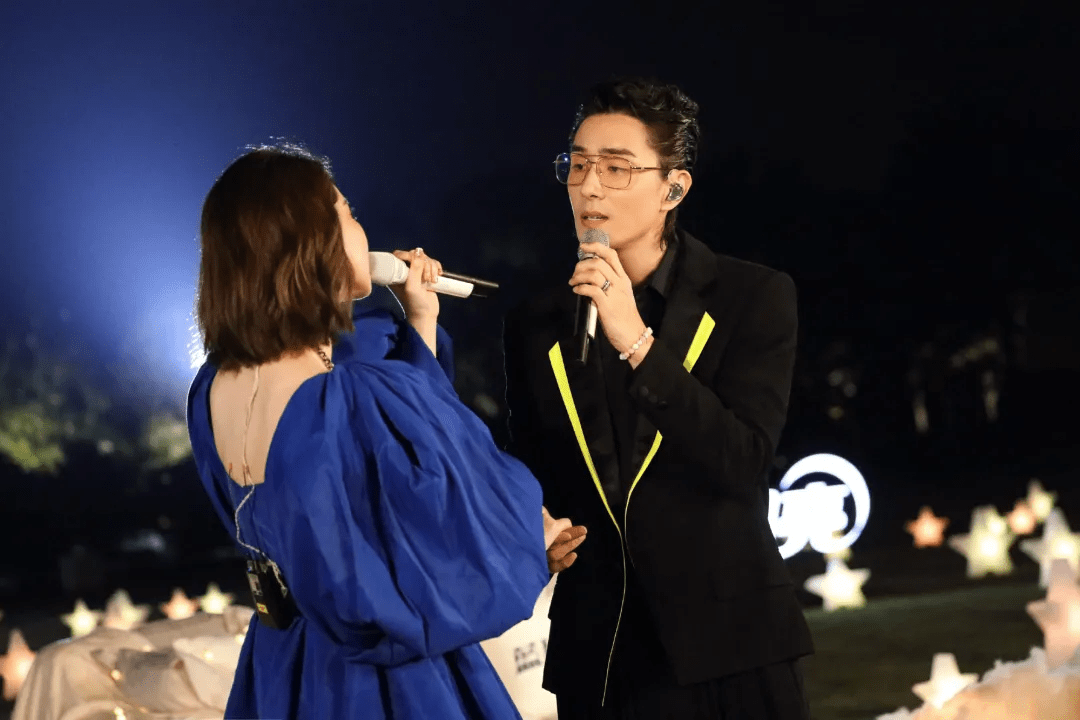 阿云嘎|卫视中秋晚会明星造型：张碧晨人鱼裙仙气足，戚薇蓬蓬袖夸张