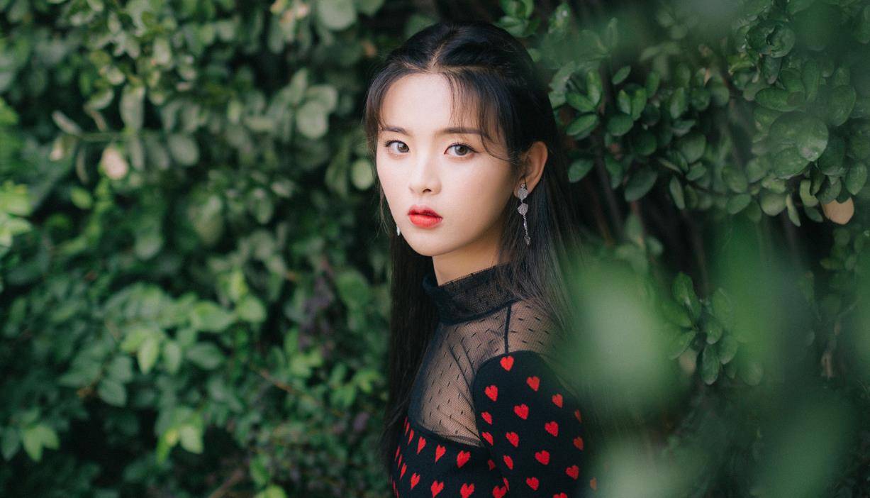 舞台|自卑女孩杨超越，从服务员到顶流明星，是如何改天换命的？