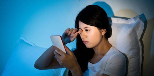电脑|在睡觉前爱玩手机的人，身体若出现这4种情况，需注意一下
