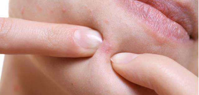 电脑|在睡觉前爱玩手机的人，身体若出现这4种情况，需注意一下