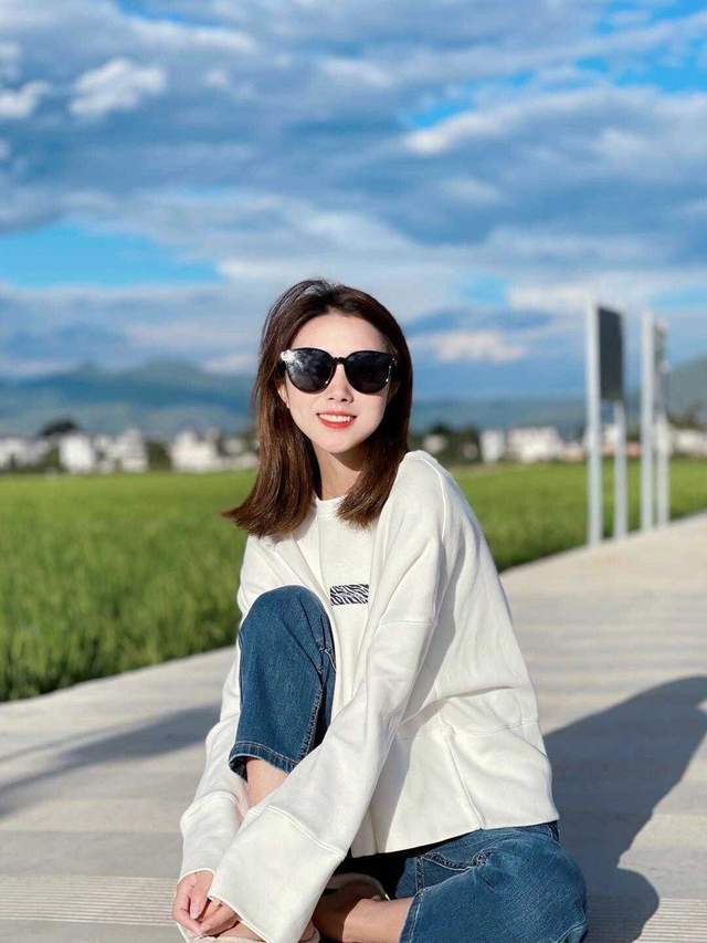 黑色|秋季怎么穿舒适又洋气？白色卫衣搭配牛仔裤简约大气，减龄时髦