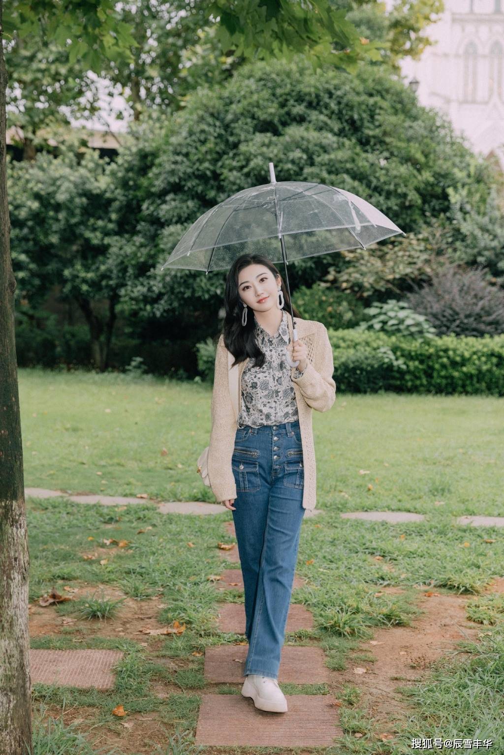 身材|景甜“针织衫”造型真时髦，配花衬衫和牛仔裤，休闲随性却很大气