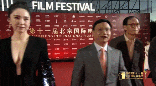 设计|北影红毯看点多,佟丽娅如仙女下凡,董璇深U性感,还有新人爆红