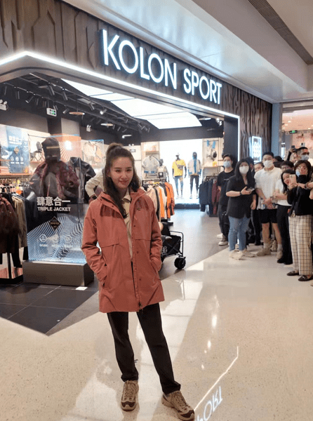 坐姿 刘诗诗人淡如菊是假象？穿运动装大爷坐姿放飞自我，好心情藏不住