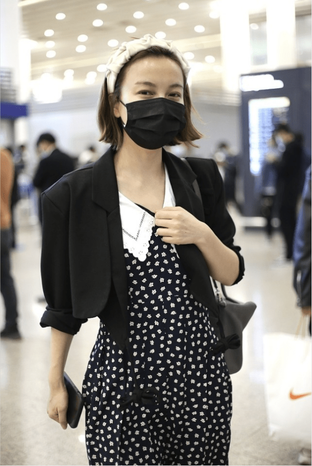 刘海 吴昕素颜也不丑，就是不梳刘海显得额头有点大，但穿着打扮仍精致