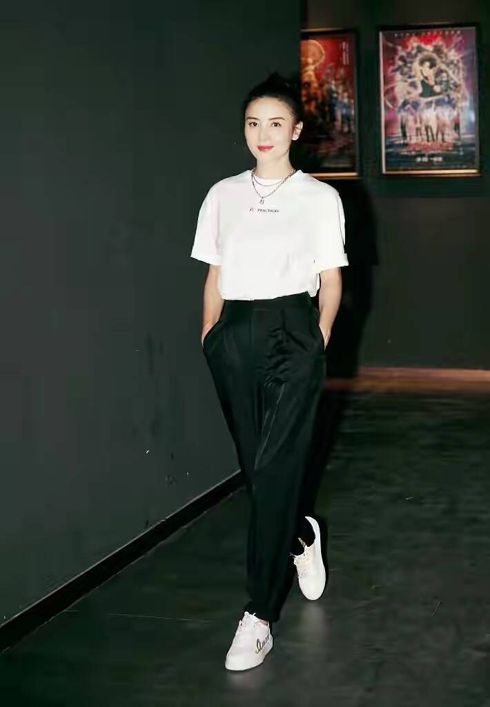 韵味儿 宋佳没有明星包袱，穿搭低调素颜就敢走机场，40岁的样子很真实