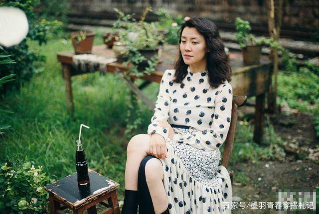 黑色 “德华姑姑”罕见扮嫩，吊带裙配白T恤时髦大方，46岁素颜真减龄