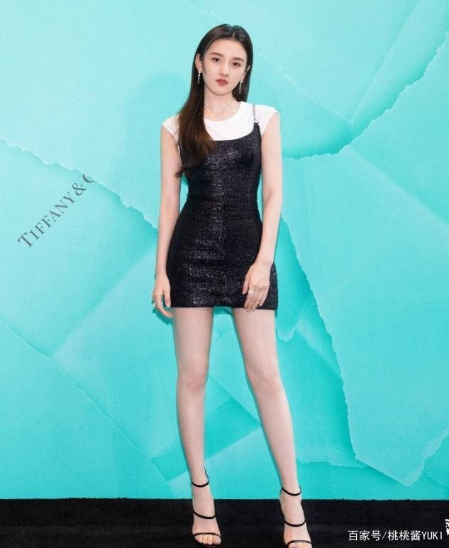 个性 宋祖儿这气质我服了，素颜穿“奶奶裙”走机场，把土味穿出时尚感