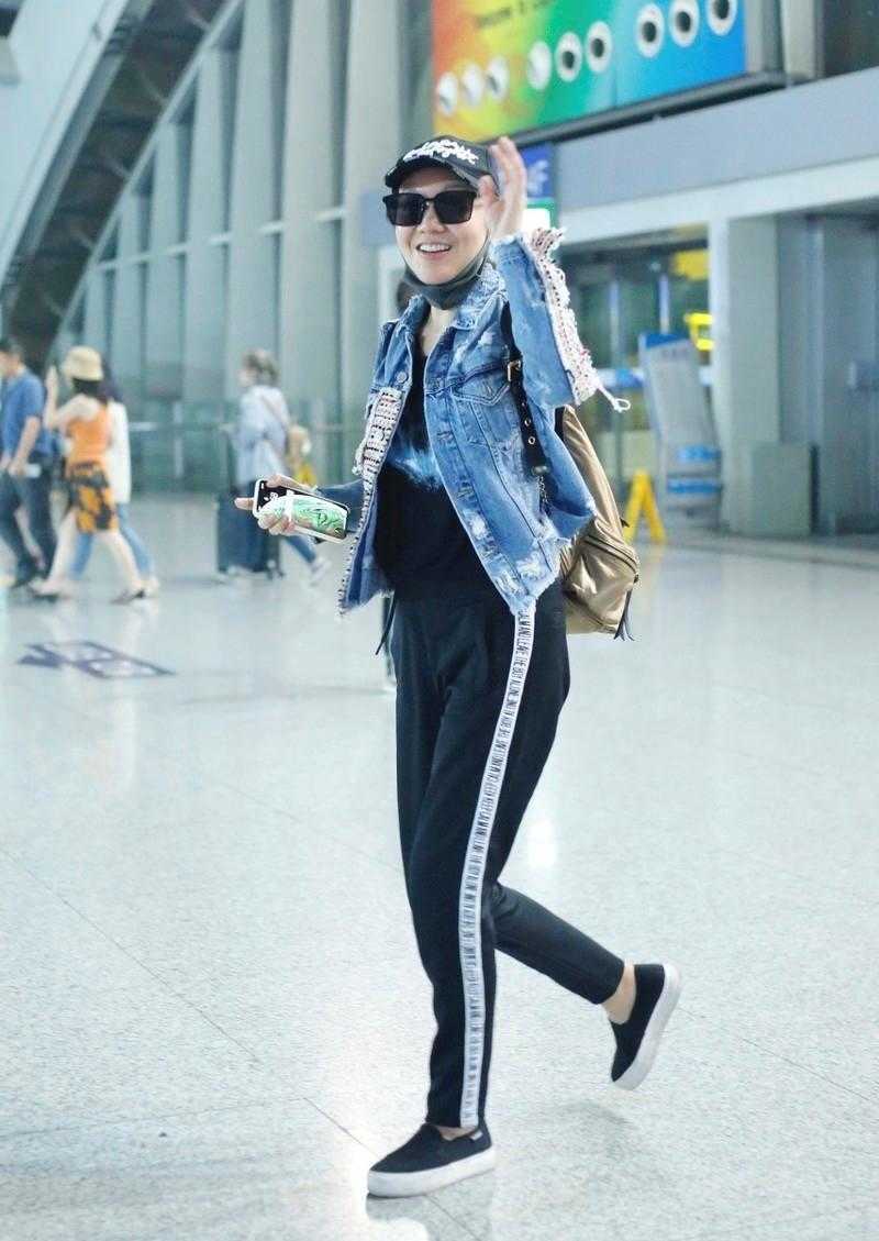 魅力 闫妮才是“逆生长”吧！牛仔外套配运动裤好年轻，素颜皮肤像少女