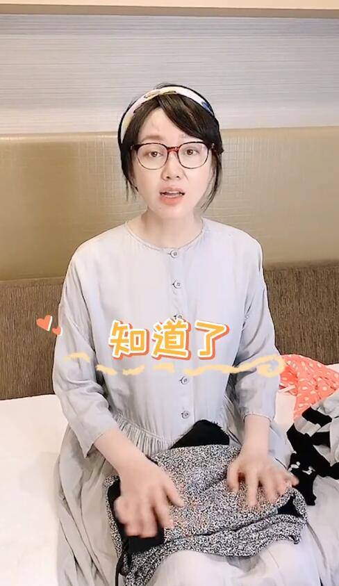 闫妮 闫妮生活照曝光，穿长裙戴头箍打扮甜美，50岁纯素颜比女儿还年轻