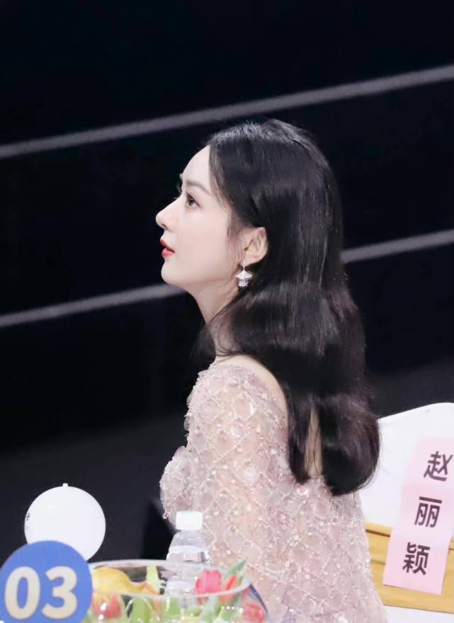 高定 赵丽颖成晚会最大赢家！穿高定礼服表演节目，其他明星都比不了