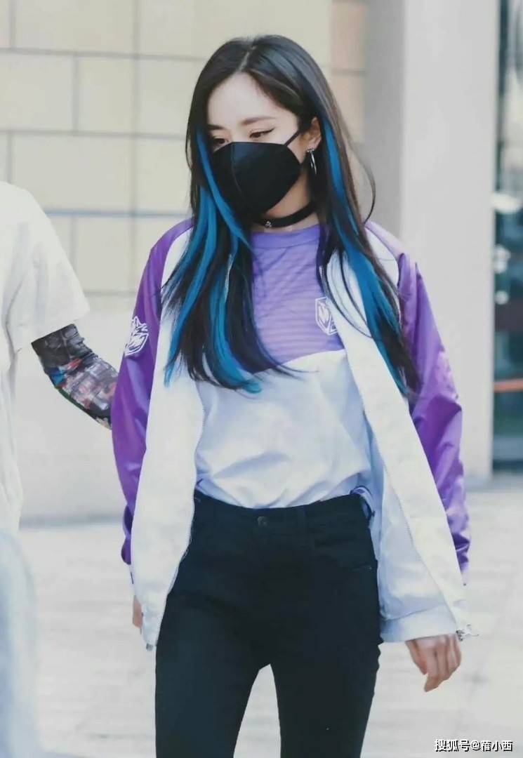 黑色 “杨幂”瘦得过分了，穿棒球服配紧身裤亮相，“双腿比胳膊还细”