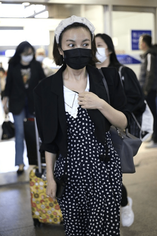 刘海 吴昕素颜也不丑，就是不梳刘海显得额头有点大，但穿着打扮仍精致