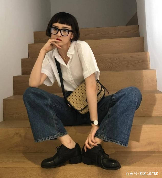 个性 宋祖儿这气质我服了，素颜穿“奶奶裙”走机场，把土味穿出时尚感