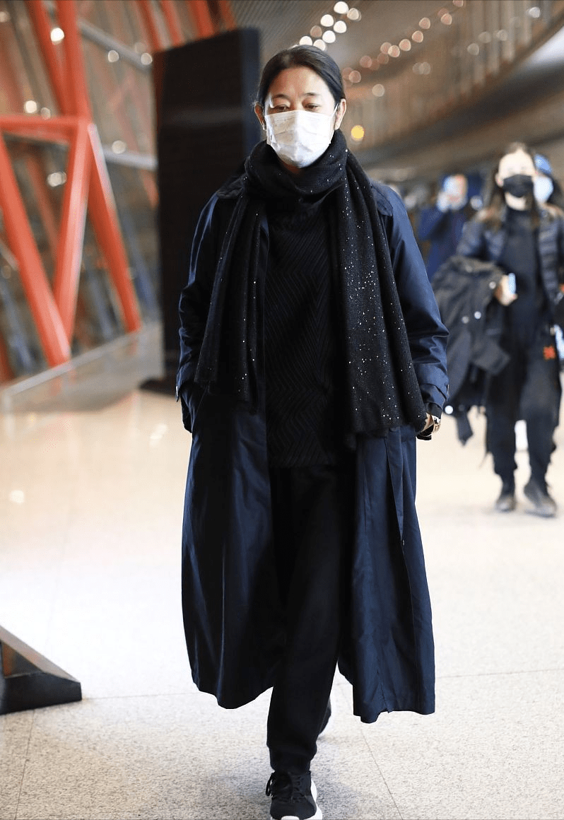 藏蓝色 62岁的倪萍穿搭简约，看着沧桑但气质挺好，素颜出行不惧镜头