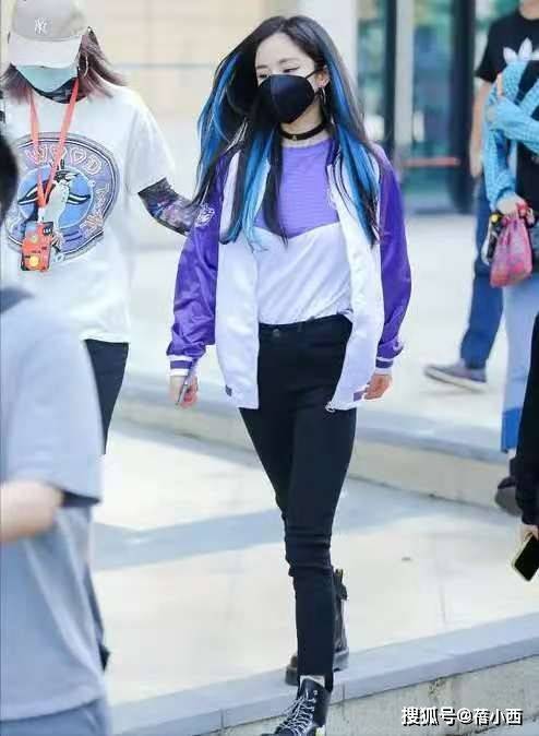 黑色 “杨幂”瘦得过分了，穿棒球服配紧身裤亮相，“双腿比胳膊还细”