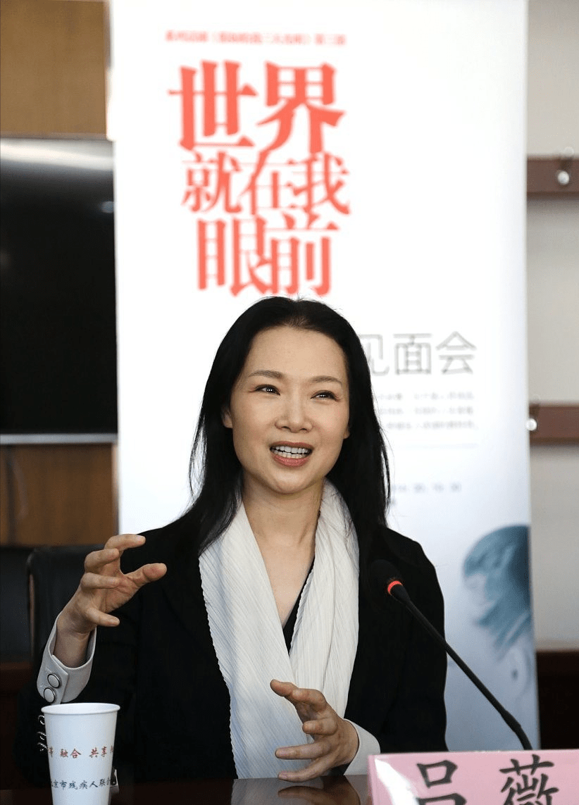 整体 吕薇的颜值真抗打，面容清秀也抢眼，这气质太适合穿素色，挺撩人