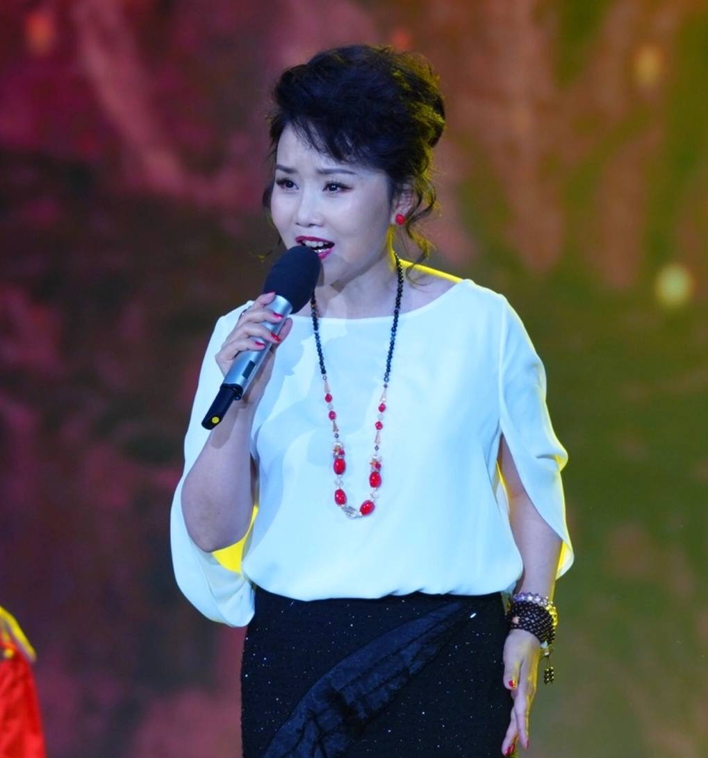 04胡月的爱人是谁呢?是一位影视剧演员,名叫陆剑民.