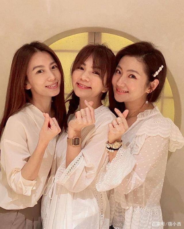 夏天 SHE三人合体庆生，都超自信“素颜”穿白色衣服，状态像小姑娘