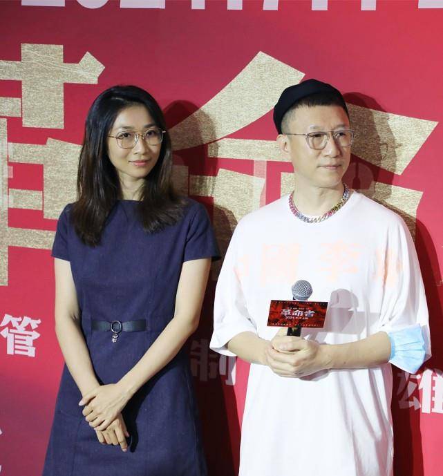 整体 孙红雷和妻子挺恩爱的，别看两人相差15岁，但意外的很和谐