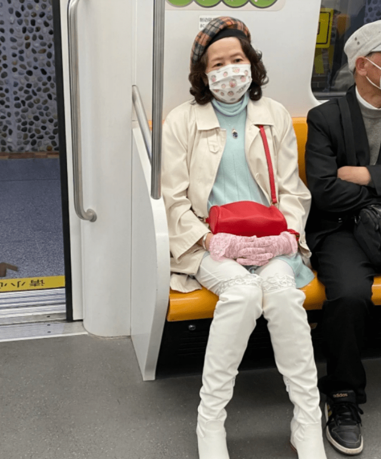 显得 学习上海老年人时尚打扮，简单大方的搭配，网友感叹超美！