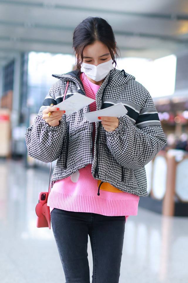 整体 Baby的衣品有点下降,穿的虽然接地气,但是却带着一种清新感