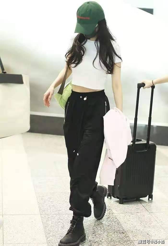 黑色 “杨幂”瘦得过分了，穿棒球服配紧身裤亮相，“双腿比胳膊还细”