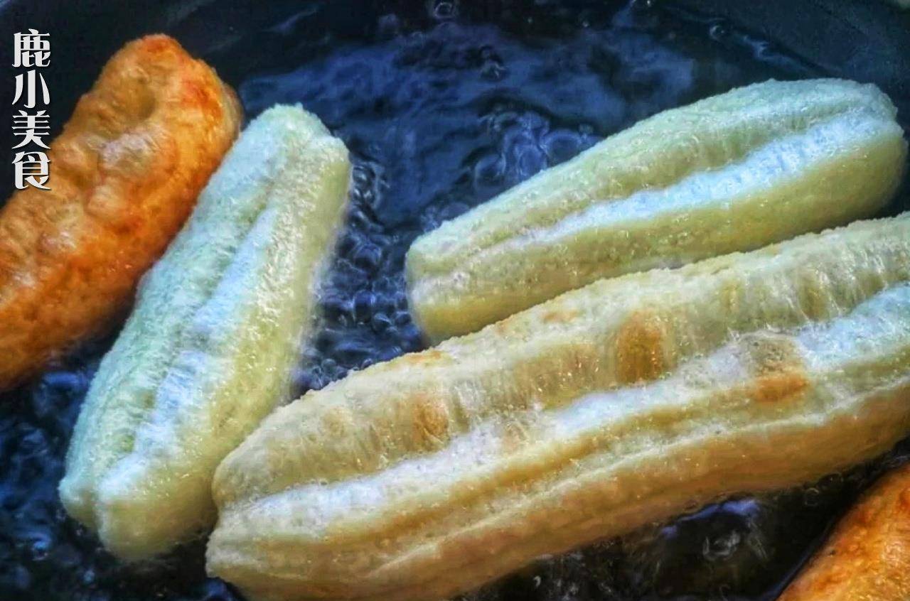 下锅|非常时期不能买早餐?教你做健康油条,香酥爽脆,配豆浆太解馋了