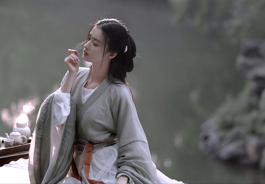 大小姐 中秋就是要穿汉服！同一个摄影师同样的汉服造型，女星们来比美啦