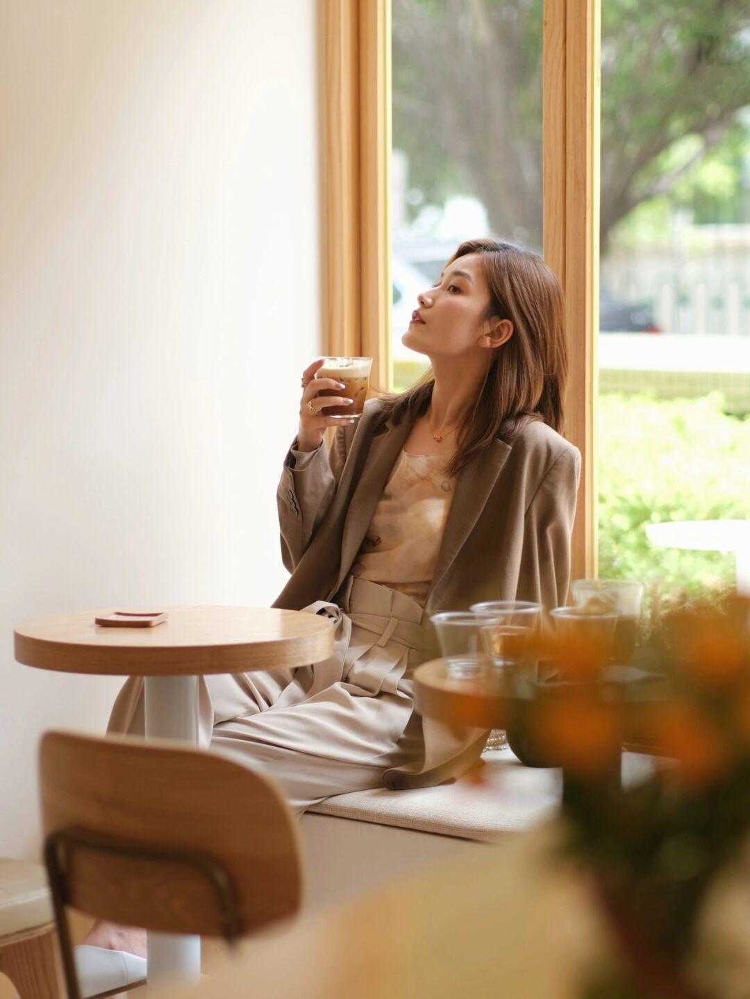 效果 秋季穿搭没头绪？用西装搭配半身裙知性又温柔，保暖舒适还洋气