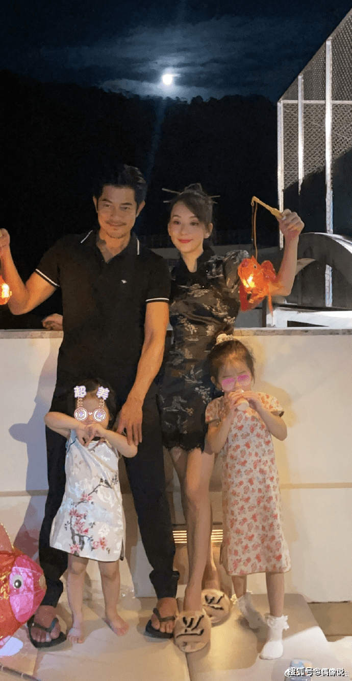 带着|方媛晒中秋节全家福！55岁郭富城帅气出镜，两个女儿穿旗袍超可爱