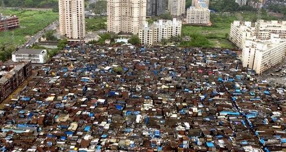 印度最大的贫民窟：超200万人挤在2平方公里内，就在首都孟买