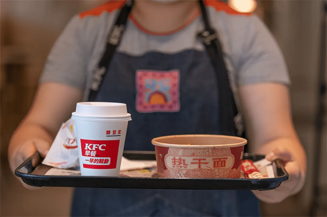 上市|继热干面后，肯德基又开始卖胡辣汤了！肯德基为什么总跟早餐过不去？