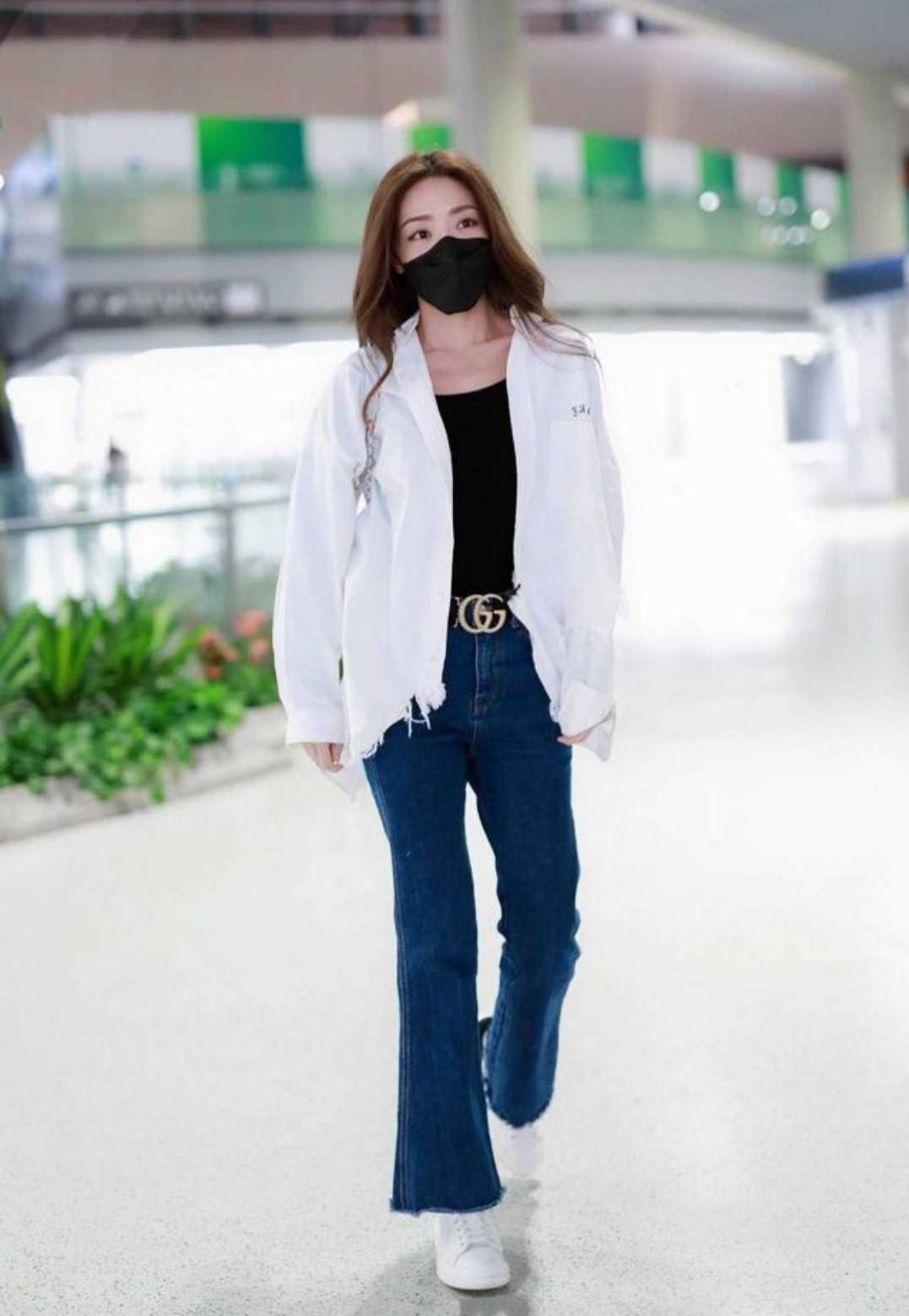 宋佳 宋佳穿长款条纹衬衫外国游，搭配下衣失踪，即使素颜也有国际范