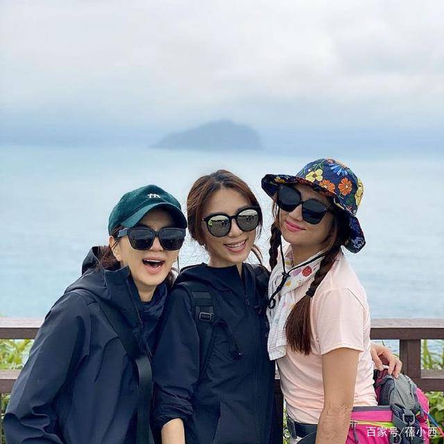 夏天 SHE三人合体庆生，都超自信“素颜”穿白色衣服，状态像小姑娘