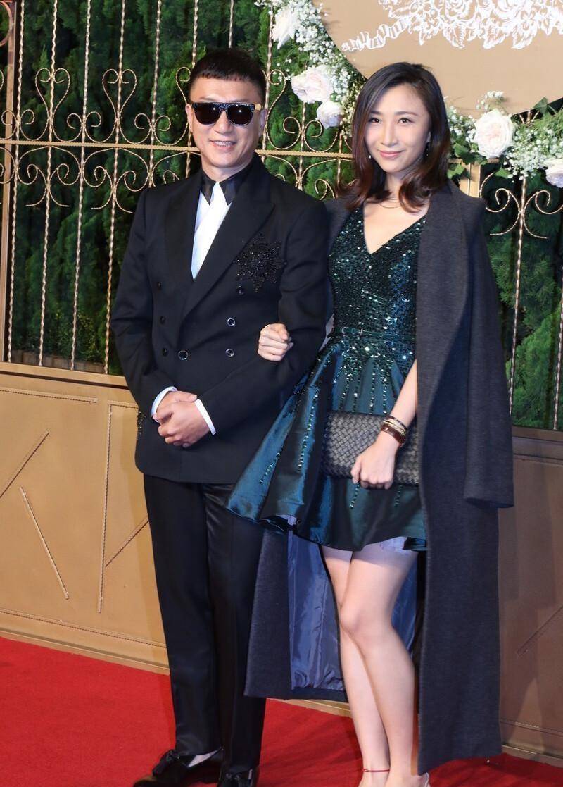 整体 孙红雷和妻子挺恩爱的，别看两人相差15岁，但意外的很和谐