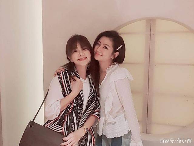 夏天 SHE三人合体庆生，都超自信“素颜”穿白色衣服，状态像小姑娘